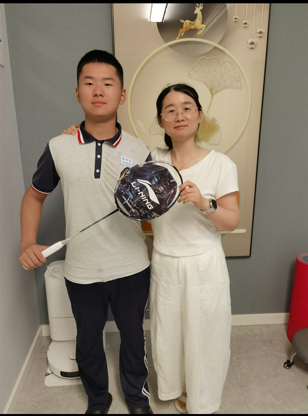 儿子的羽毛球拍到了